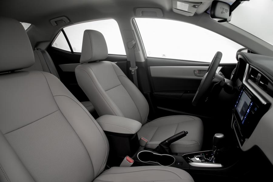Интерьер Toyota Corolla XEi 2017 года  (LA) (фото 3 из 23)